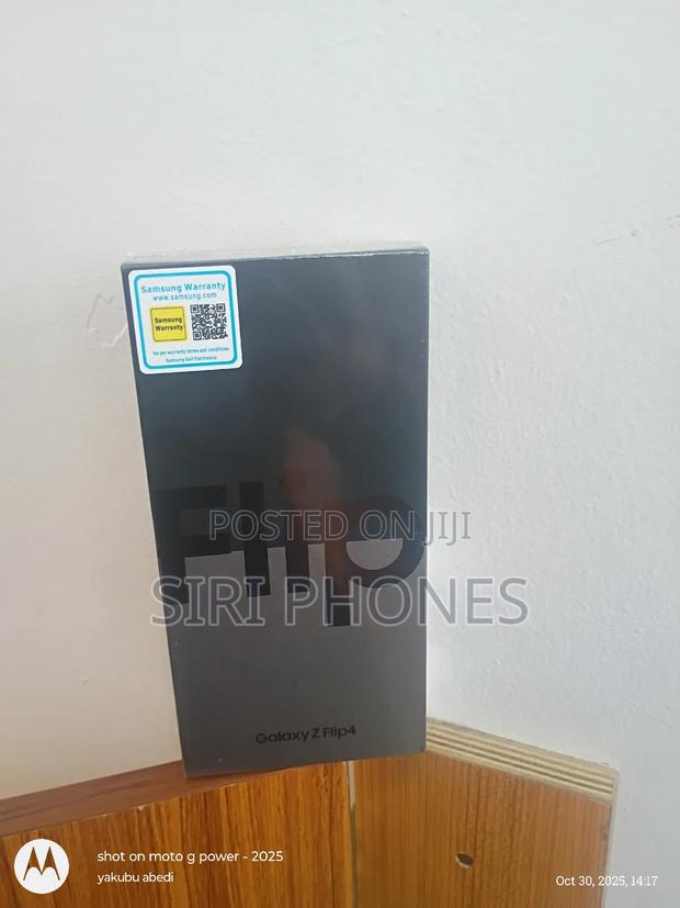 New Samsung Galaxy Z Flip4 256 GB Black photo 2
