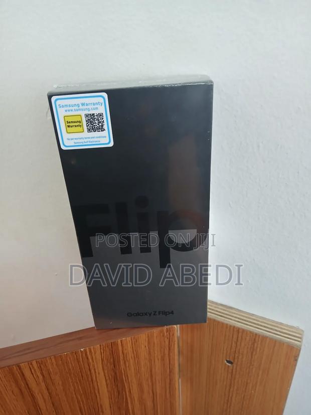 New Samsung Galaxy Z Flip4 256 GB Black