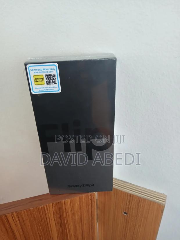 New Samsung Galaxy Z Flip4 256 GB Black photo 2