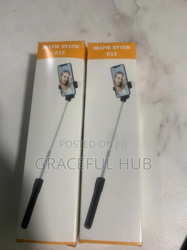 R15 Selfie Stick