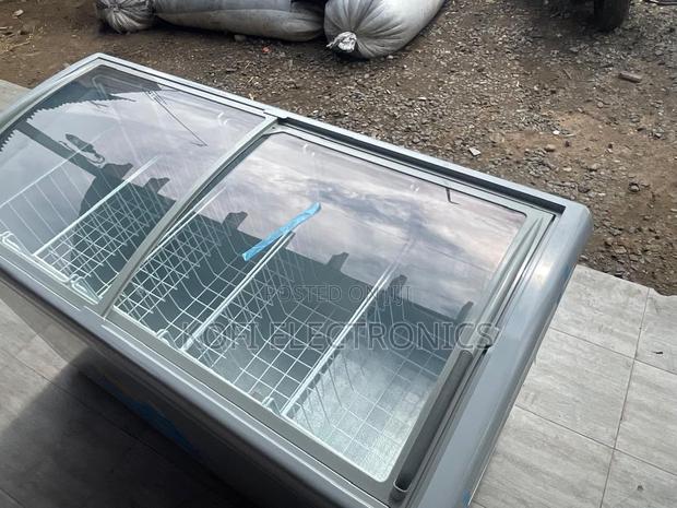 Robust Delron Showcase Freezer · Photo 2