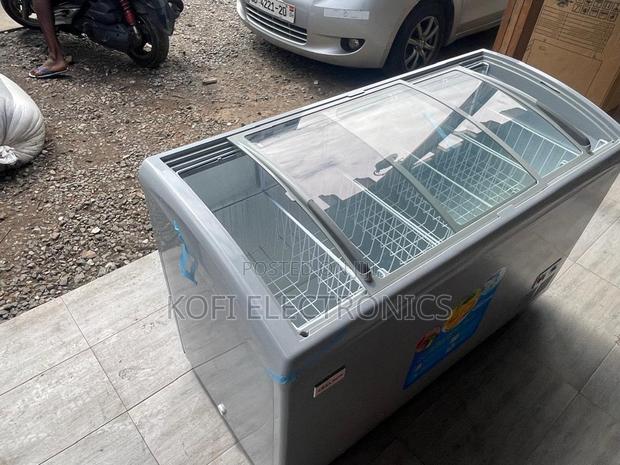 The Colossus's Delron Cradle: Large Display Chest Freezer · Photo 2