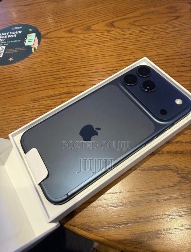Apple iPhone 17 Pro Max 512 GB Blue · Photo 3