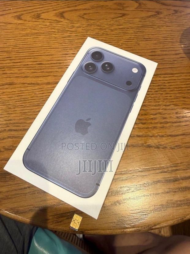 Apple iPhone 17 Pro Max 512 GB Blue · Photo 4