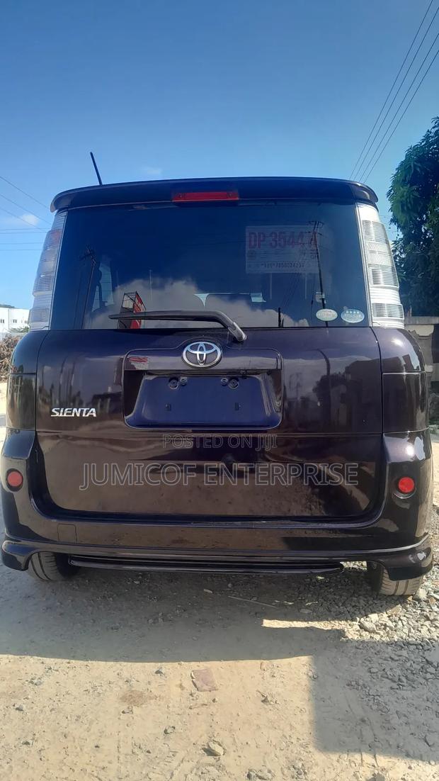 Toyota Sienta 1.5 FWD 2012 Black