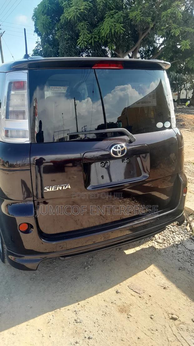 Toyota Sienta 1.5 FWD 2012 Black