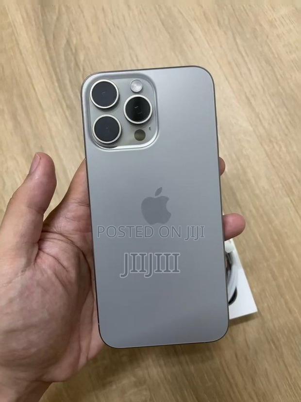 Apple iPhone 15 Pro Max 256 GB Silver · Photo 3