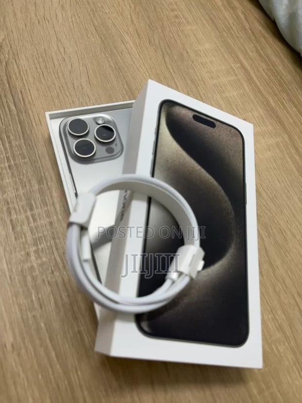 Apple iPhone 15 Pro Max 256 GB Silver · Photo 4