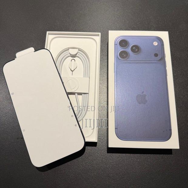 Apple iPhone 17 Pro Max 256 GB Blue · Photo 3