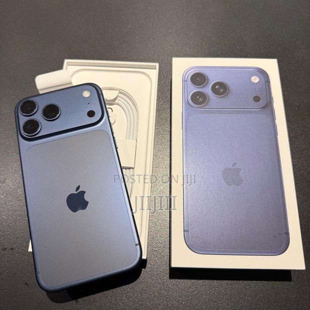 Apple iPhone 17 Pro Max 256 GB Blue · Photo 4
