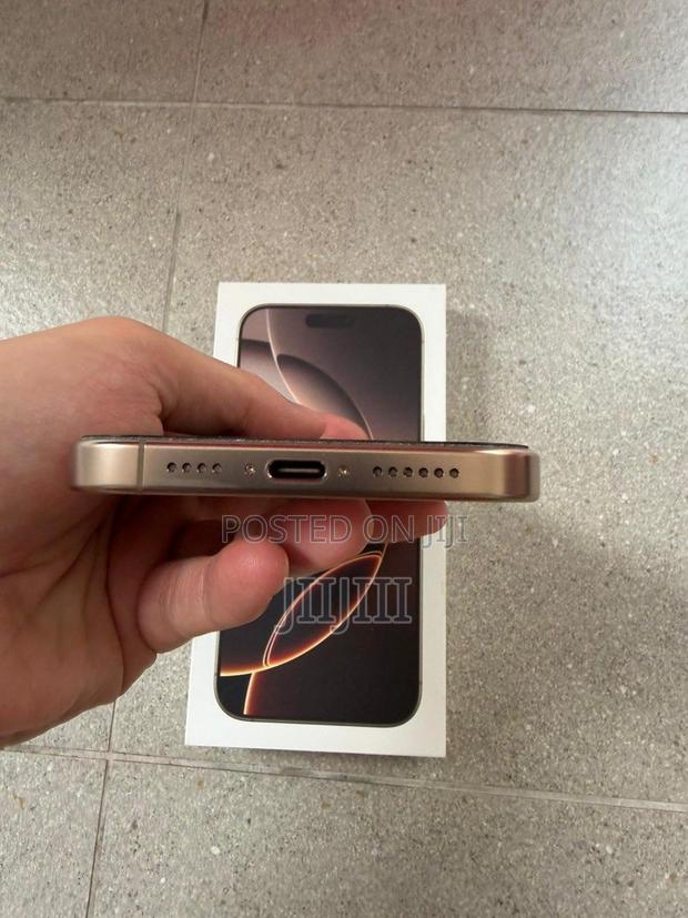 Apple iPhone 16 Pro Max 256 GB Gold · Photo 3