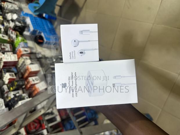 20w iPhone Charger and Earpiece · Photo 3