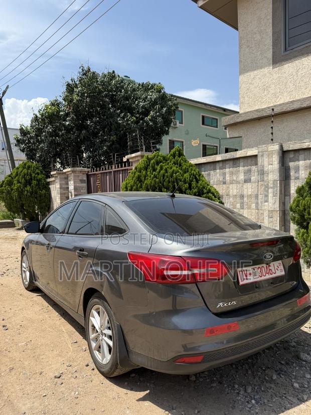 Ford Focus SEL Sedan FWD (2.0L 4cyl 6A) 2017 Gray