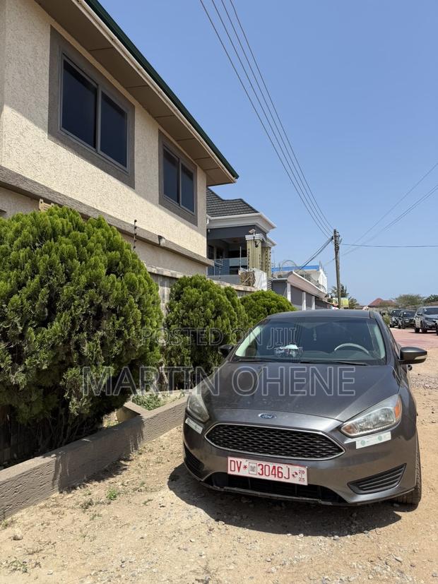 Ford Focus SEL Sedan FWD (2.0L 4cyl 6A) 2017 Gray