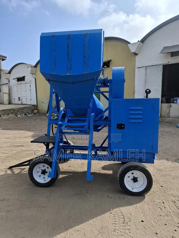Self Load Concrete Mixer · Photo 3