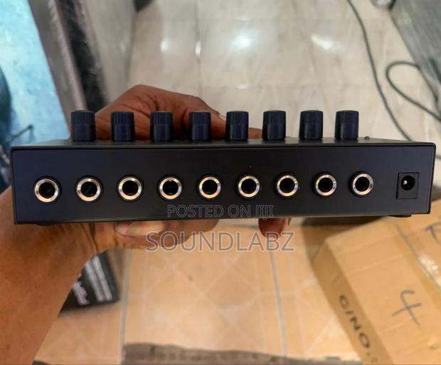 Behringer Microamp Ha800, an 8-Channel Stereo Headphone Amplifier · Photo 4