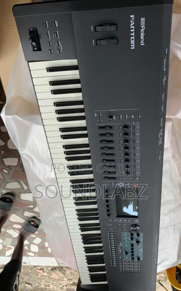 Roland Fanthom 8 Keyboard Synthesizer · Photo 2