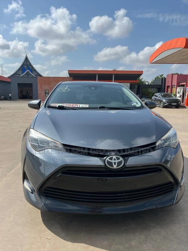 Toyota Corolla XLE (1.8L 4cyl 2A) 2018 Gray · Photo 1