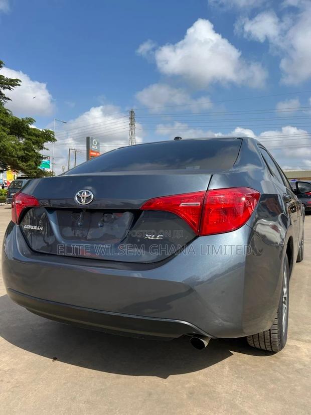 Toyota Corolla XLE (1.8L 4cyl 2A) 2018 Gray · Photo 2
