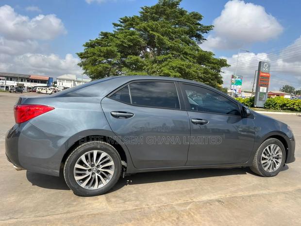 Toyota Corolla XLE (1.8L 4cyl 2A) 2018 Gray · Photo 3