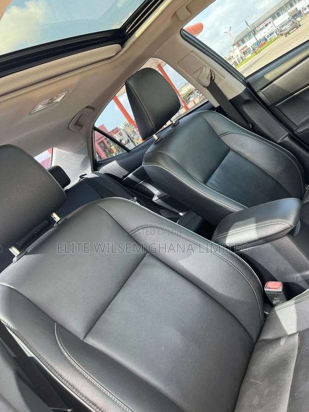 Toyota Corolla XLE (1.8L 4cyl 2A) 2018 Gray · Photo 4