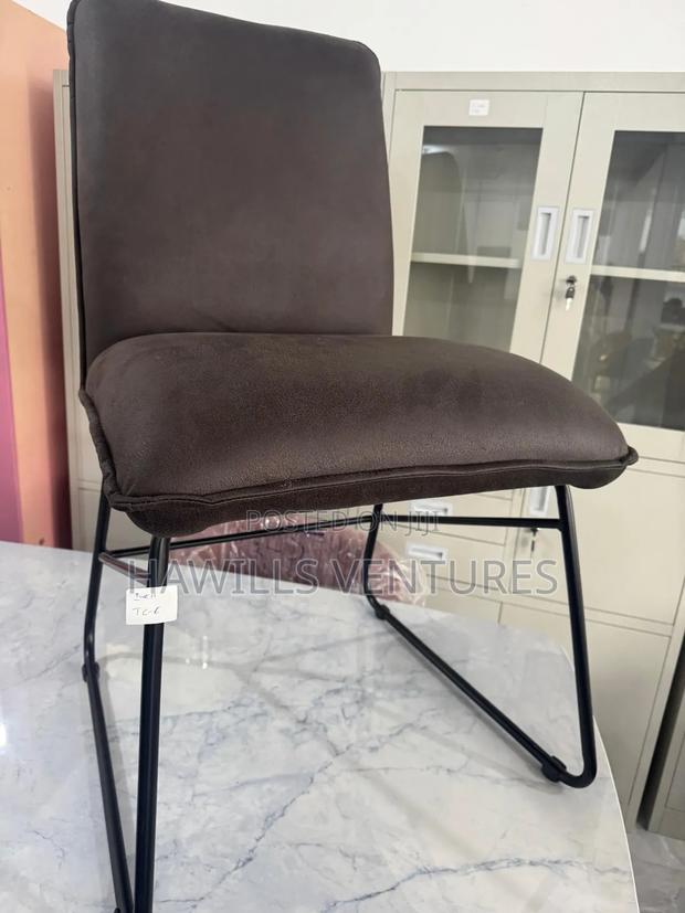 Classic Dining Chair · Photo 2