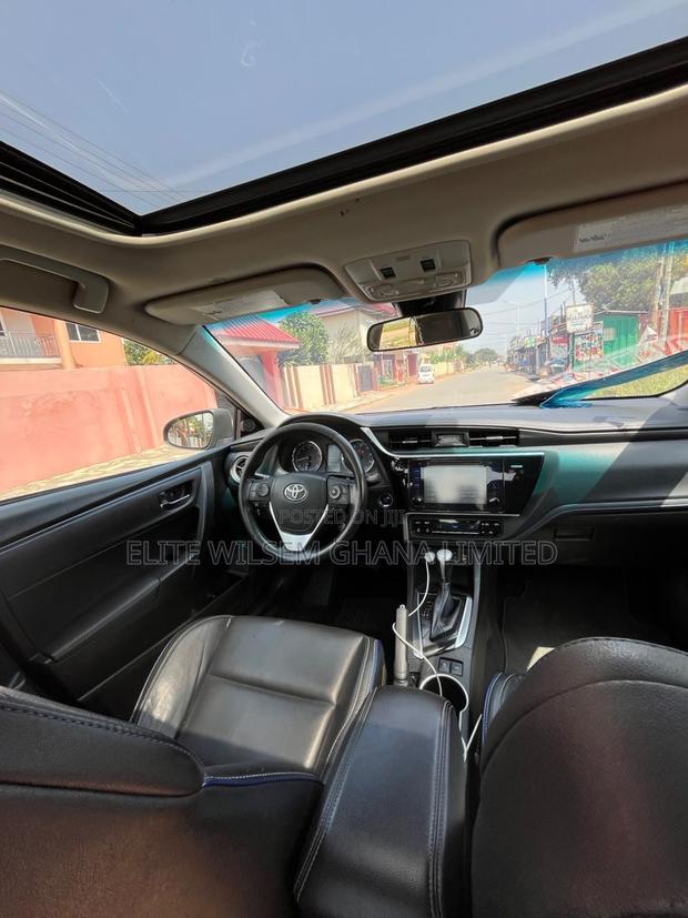 Toyota Corolla SE 4dr Sedan (1.8L 4cyl CVT) 2017 Black · Photo 4