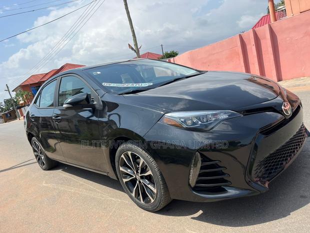 Toyota Corolla SE 4dr Sedan (1.8L 4cyl CVT) 2017 Black · Photo 2