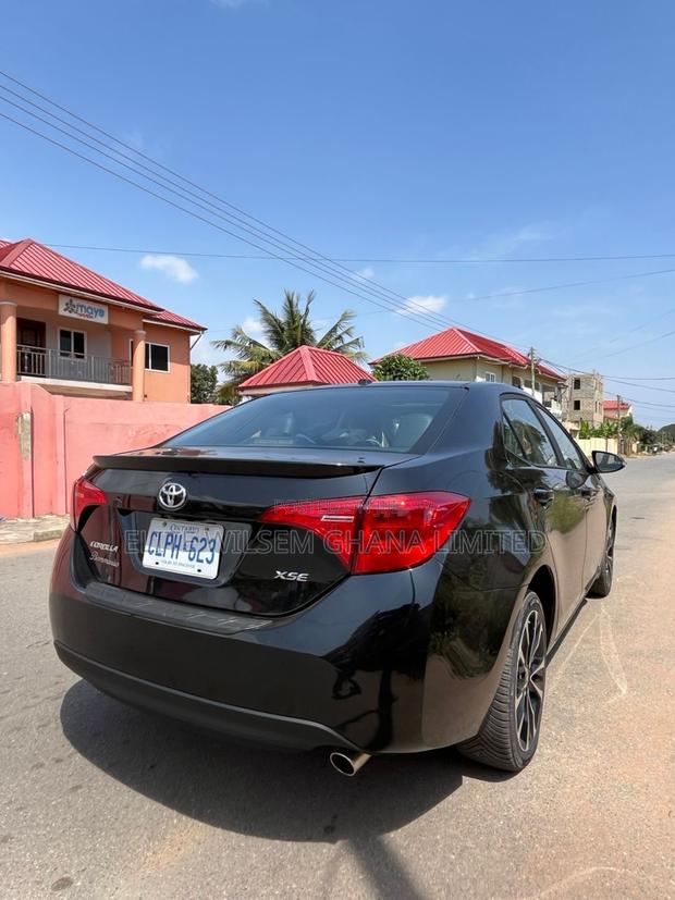 Toyota Corolla SE 4dr Sedan (1.8L 4cyl CVT) 2017 Black · Photo 3