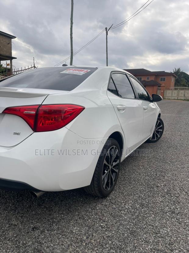 Toyota Corolla SE (1.8L 4cyl 2A) 2018 White · Photo 2