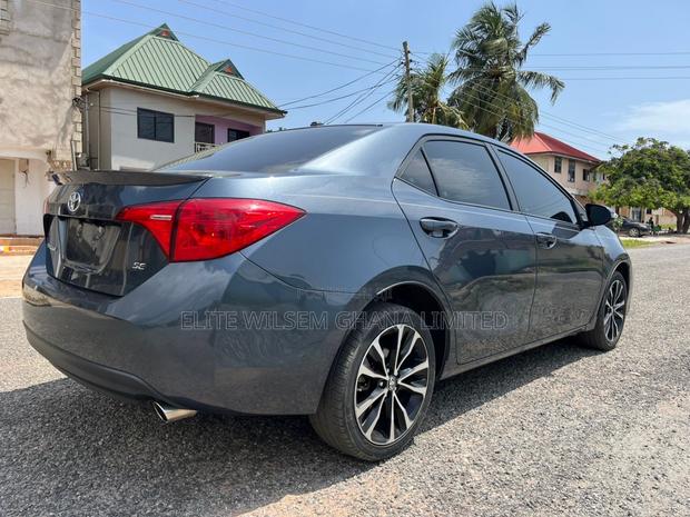 Toyota Corolla SE (1.8L 4cyl 2A) 2019 Gray · Photo 3