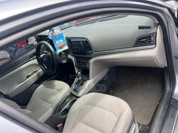 Hyundai Elantra SE Sedan FWD (2.0L 4cyl 6M) 2017 Gray