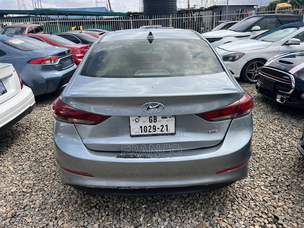 Hyundai Elantra SE Sedan FWD (2.0L 4cyl 6M) 2017 Gray