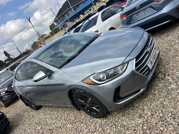 Hyundai Elantra SE Sedan FWD (2.0L 4cyl 6M) 2017 Gray