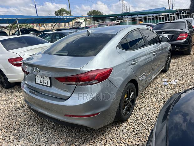 Hyundai Elantra SE Sedan FWD (2.0L 4cyl 6M) 2017 Gray