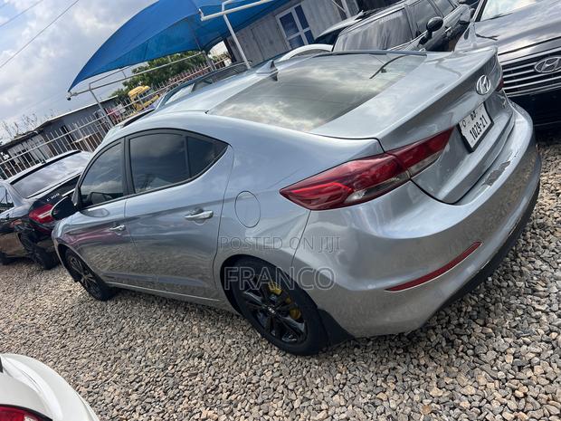 Hyundai Elantra SE Sedan FWD (2.0L 4cyl 6M) 2017 Gray