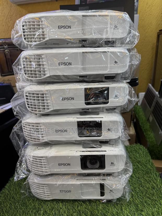 Epson Original Projector 4000 Lumen With Original Remote From Uk photo 5