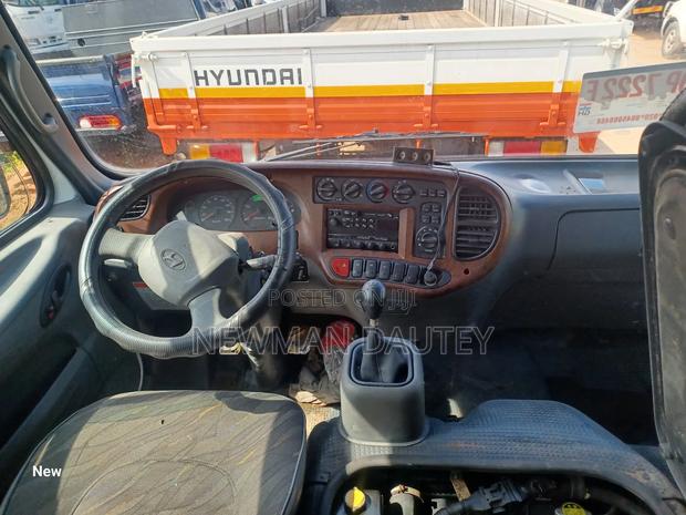 Hyundai County 2012 White