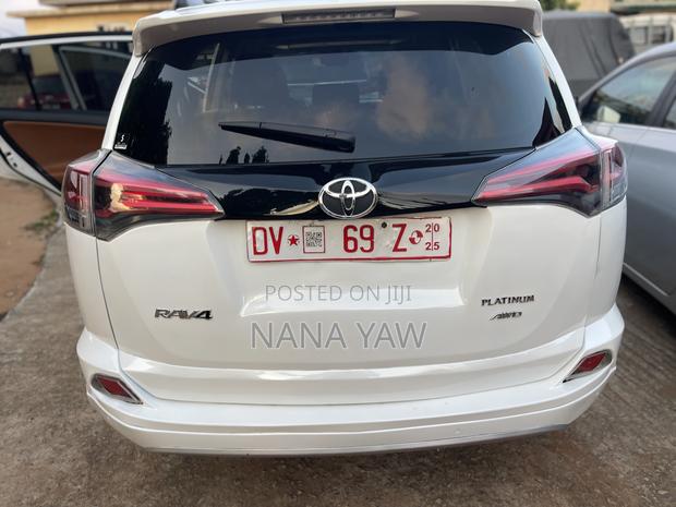 Toyota RAV4 Platinum 4dr SUV AWD (2.5L 4cyl 6A) 2018 White