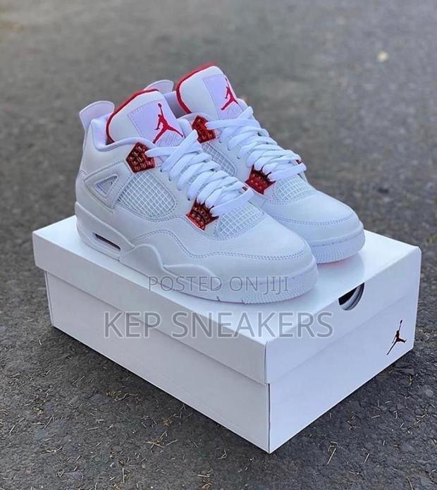 Nike Air Jordan 4 Retro "Metallic Red" · Photo 3