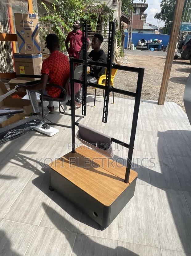 Aristocrat Mobile Viewing Stand 43–65” · Photo 2