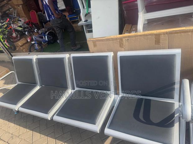 4 - 1 Waiting Bench Eith Leather Seat. · Photo 2