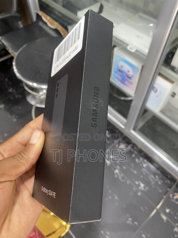 New Samsung Galaxy S24 FE 256 GB Gray photo 2