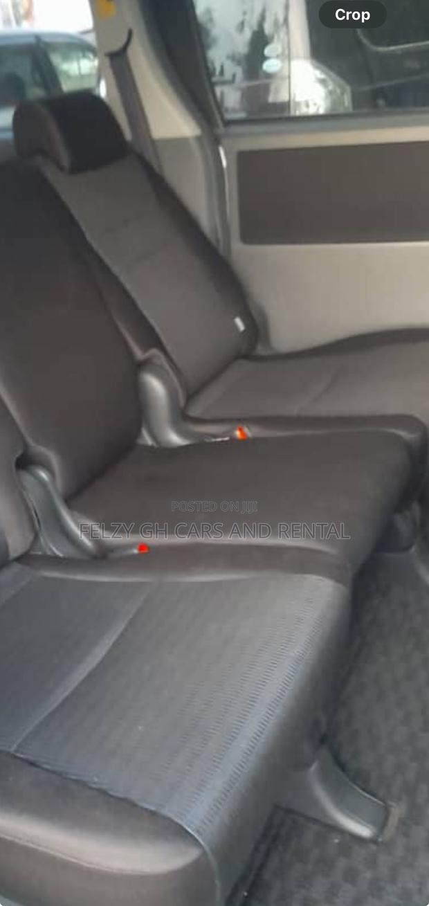 Toyota Voxy 2012 Silver photo 5