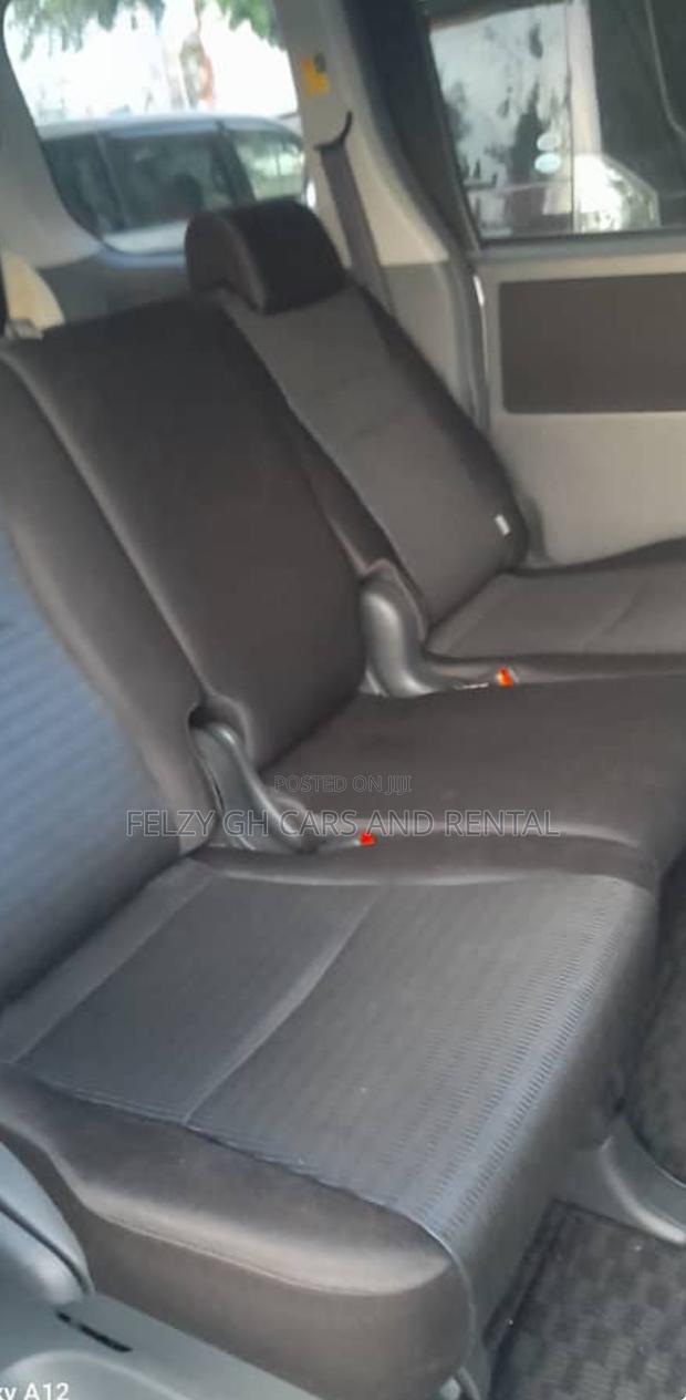 Toyota Voxy 2012 Silver photo 4