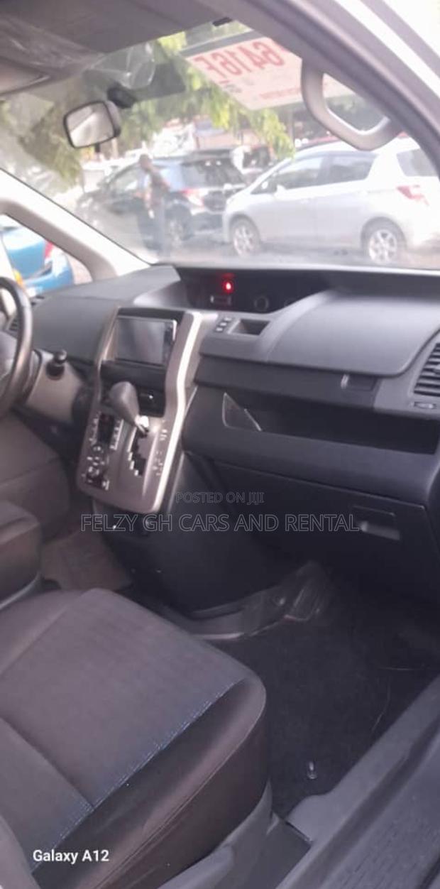 Toyota Voxy 2012 Silver photo 7