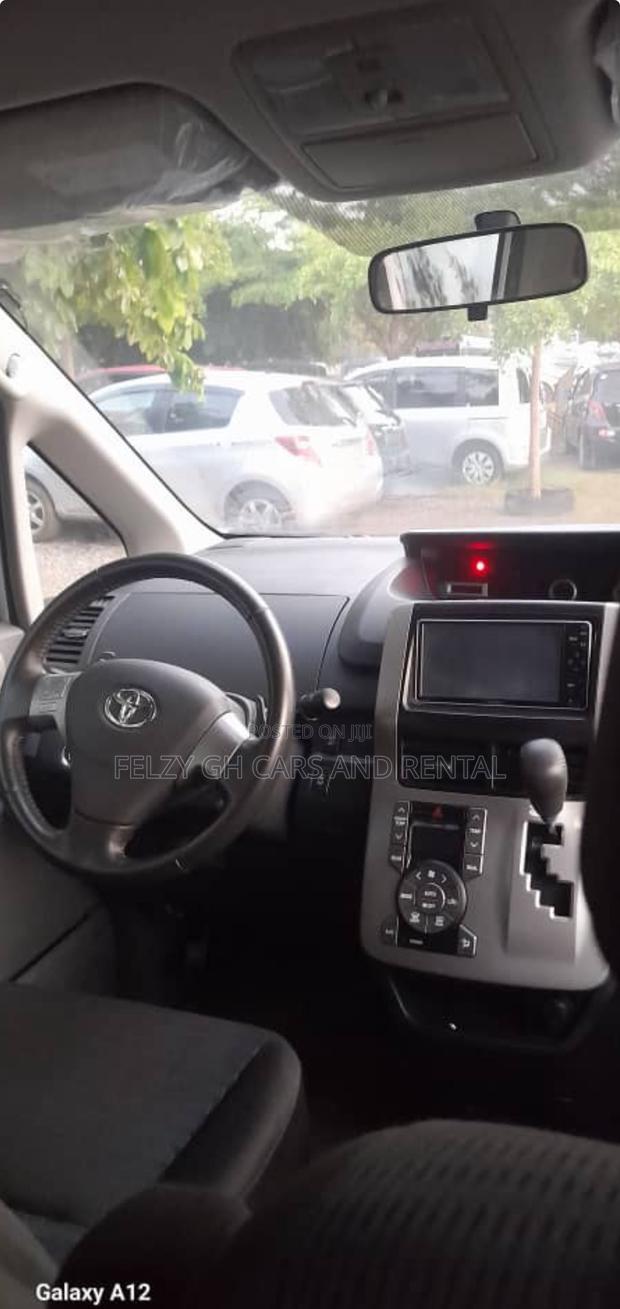 Toyota Voxy 2012 Silver photo 6