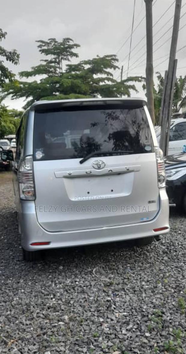 Toyota Voxy 2012 Silver photo 2