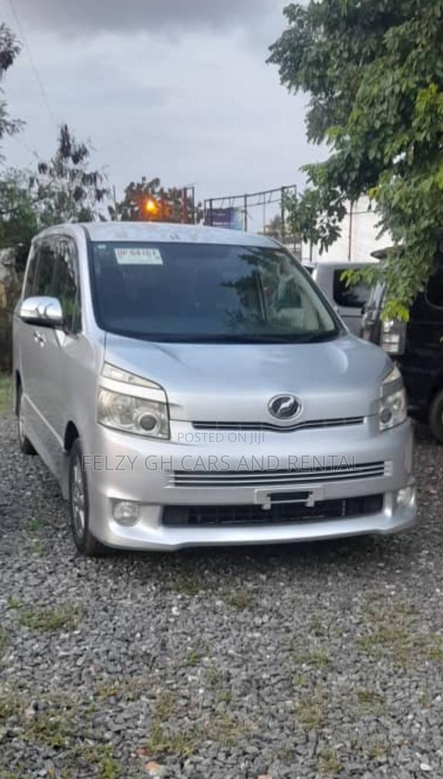 Toyota Voxy 2012 Silver photo 9