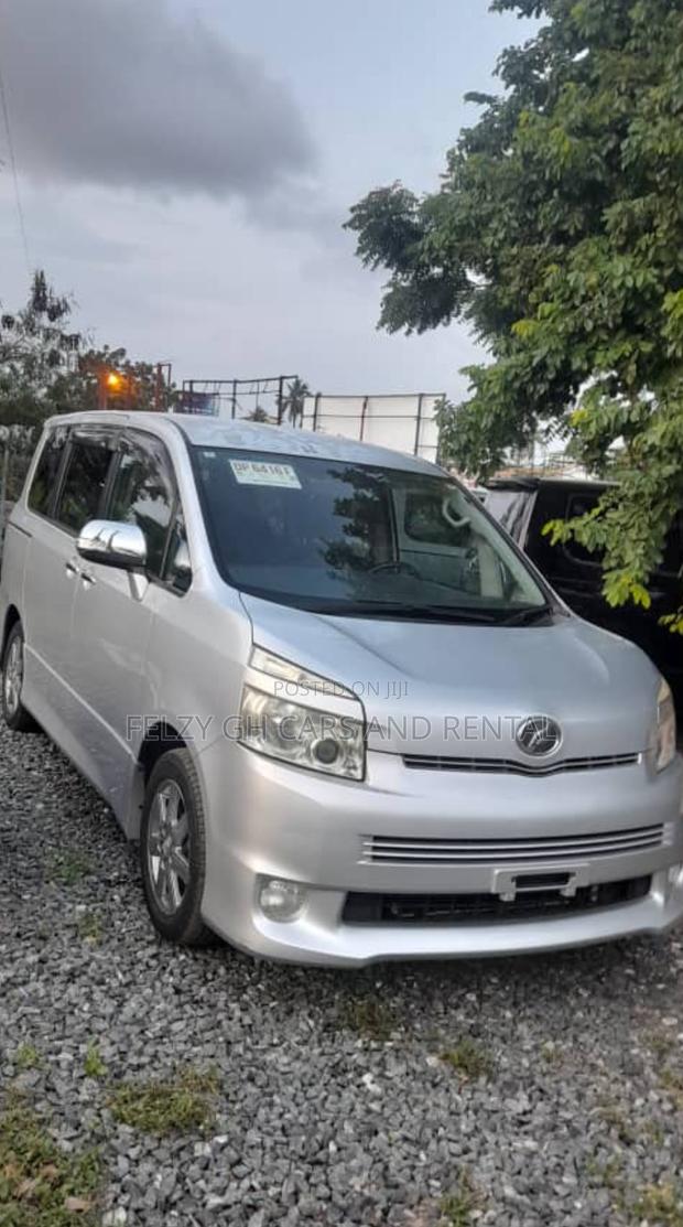 Toyota Voxy 2012 Silver photo 8